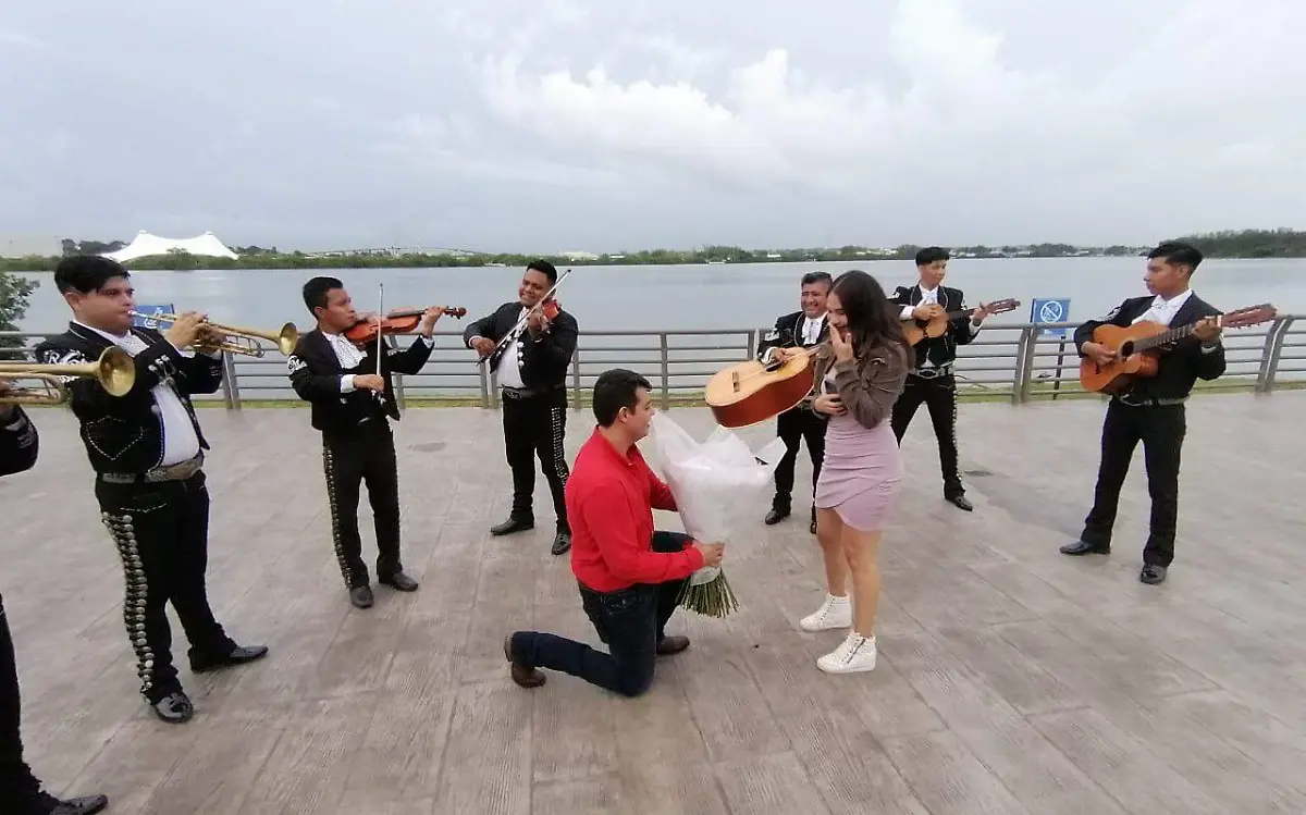 Le declara su amor con mariachi y flores en paseo por la laguna del Carpintero 